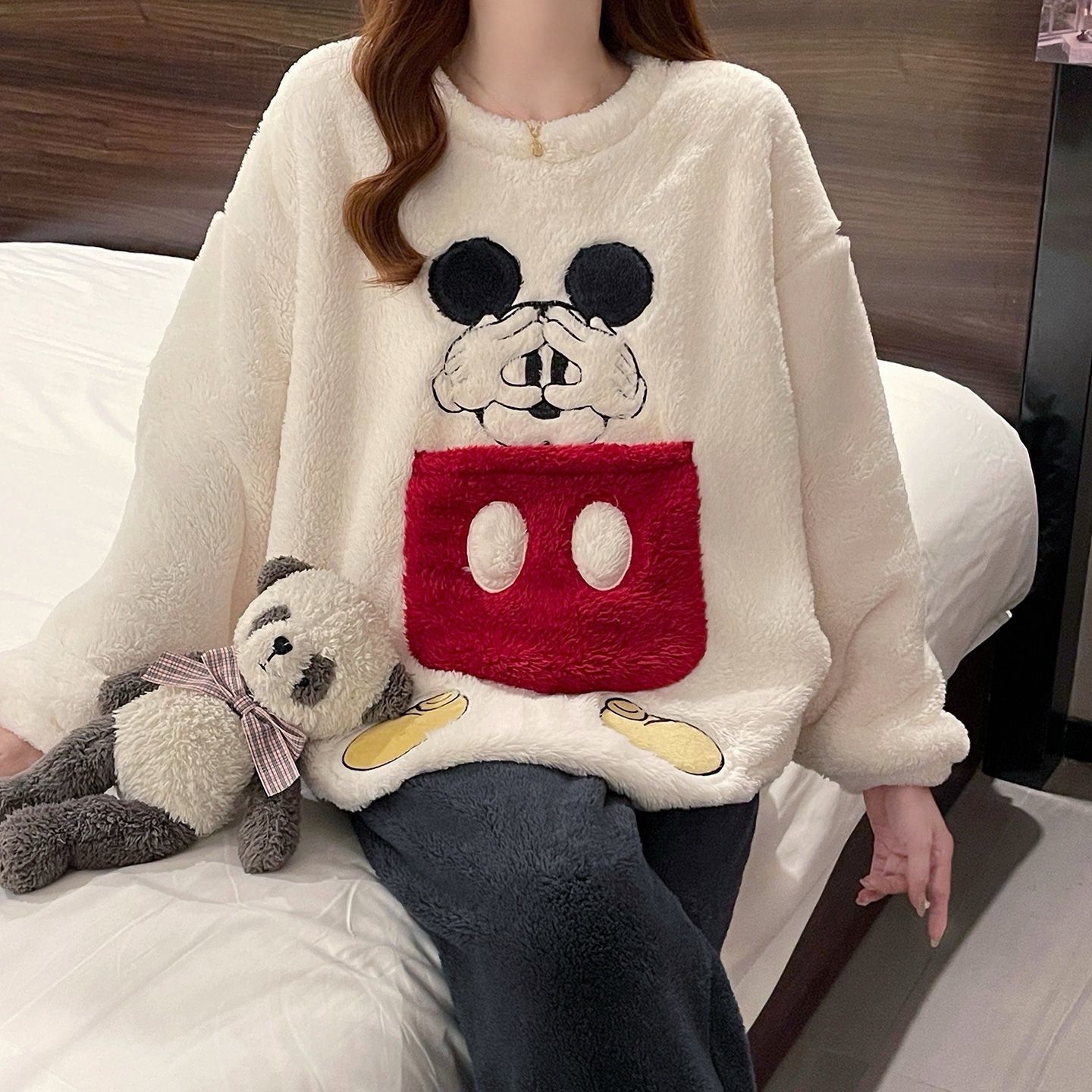 Mickey 3D Patchwork Plush Paja – Oversized Crewneck Fleece recenzja i cena